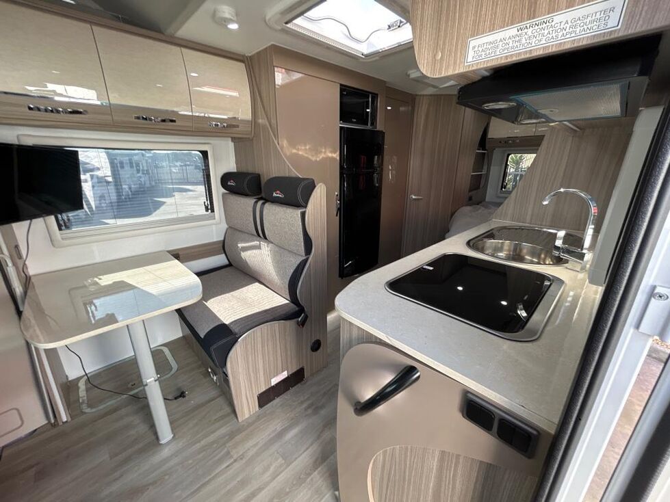 AVAN OVATION M32 C CLASS