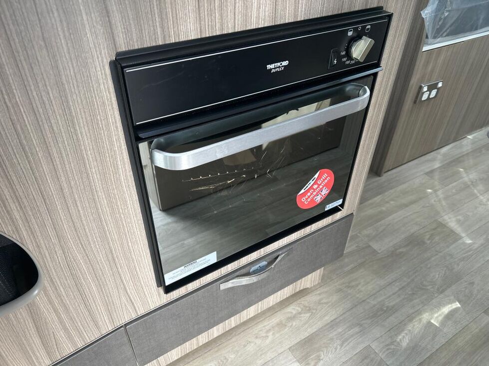 AVAN OVATION M9 C CLASS