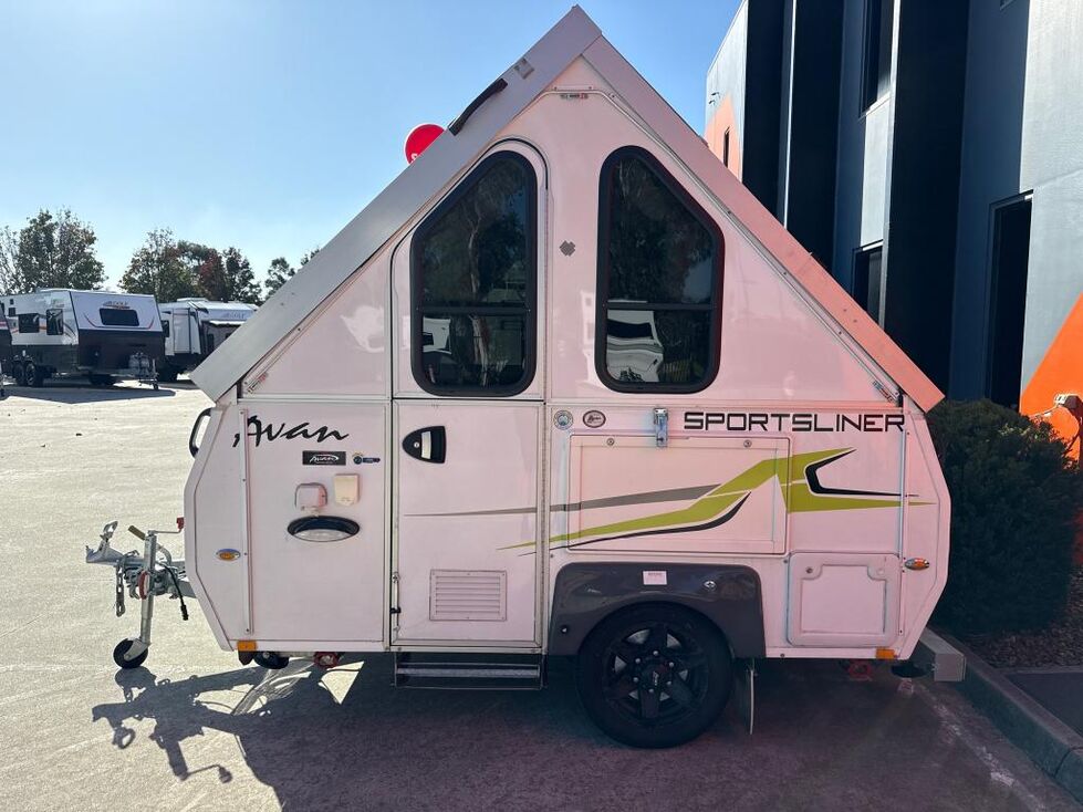 AVAN SPORTLINER CL WITH FULL CAMPROOM