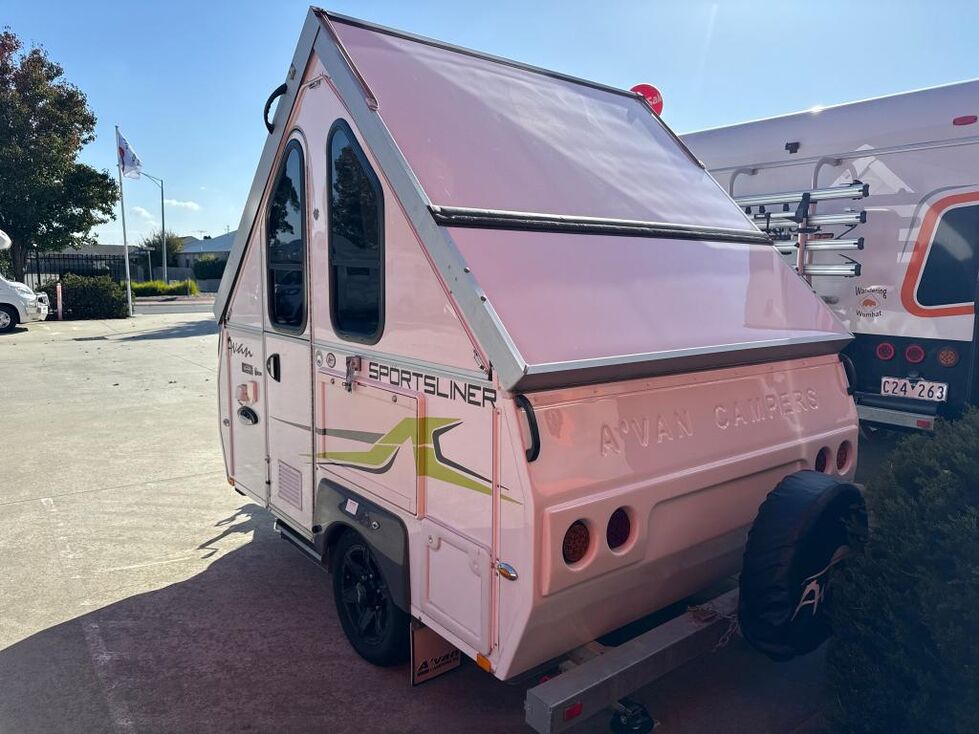 AVAN SPORTLINER CL WITH FULL CAMPROOM