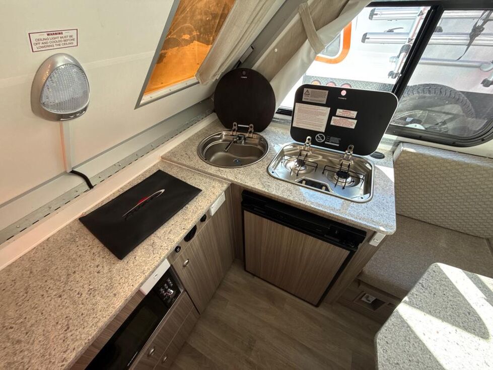 AVAN SPORTLINER CL WITH FULL CAMPROOM