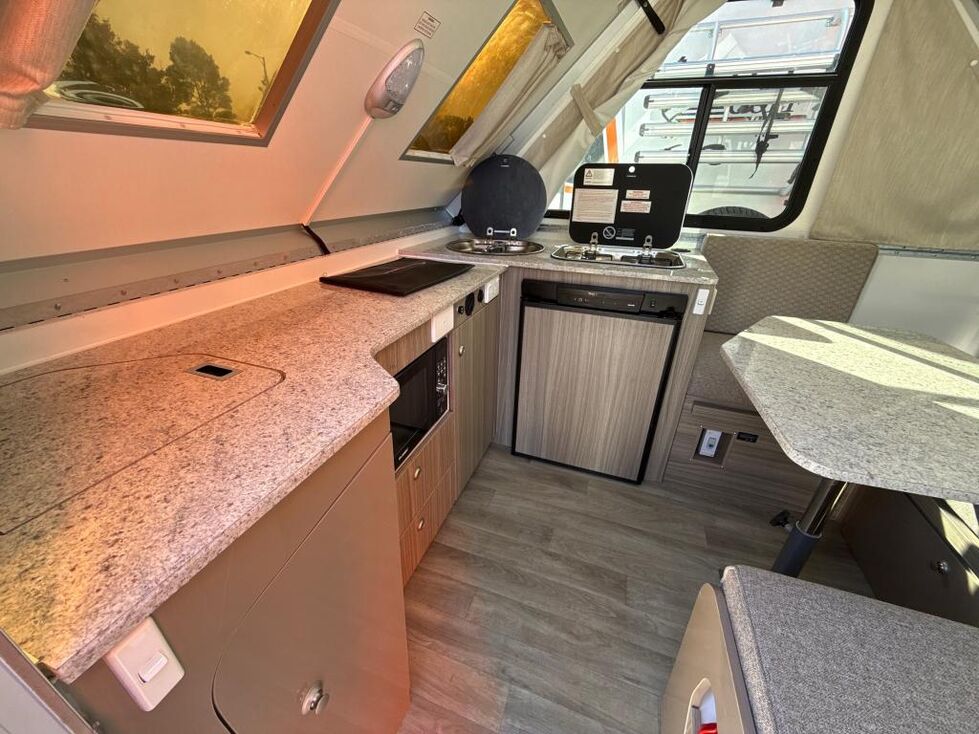 AVAN SPORTLINER CL WITH FULL CAMPROOM