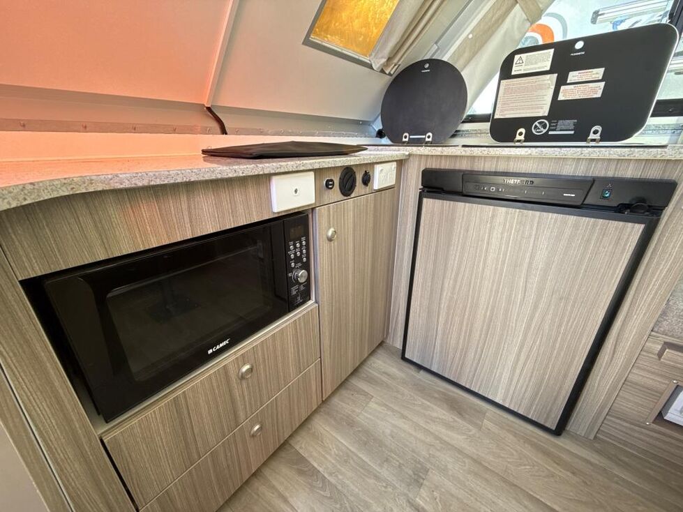 AVAN SPORTLINER CL WITH FULL CAMPROOM